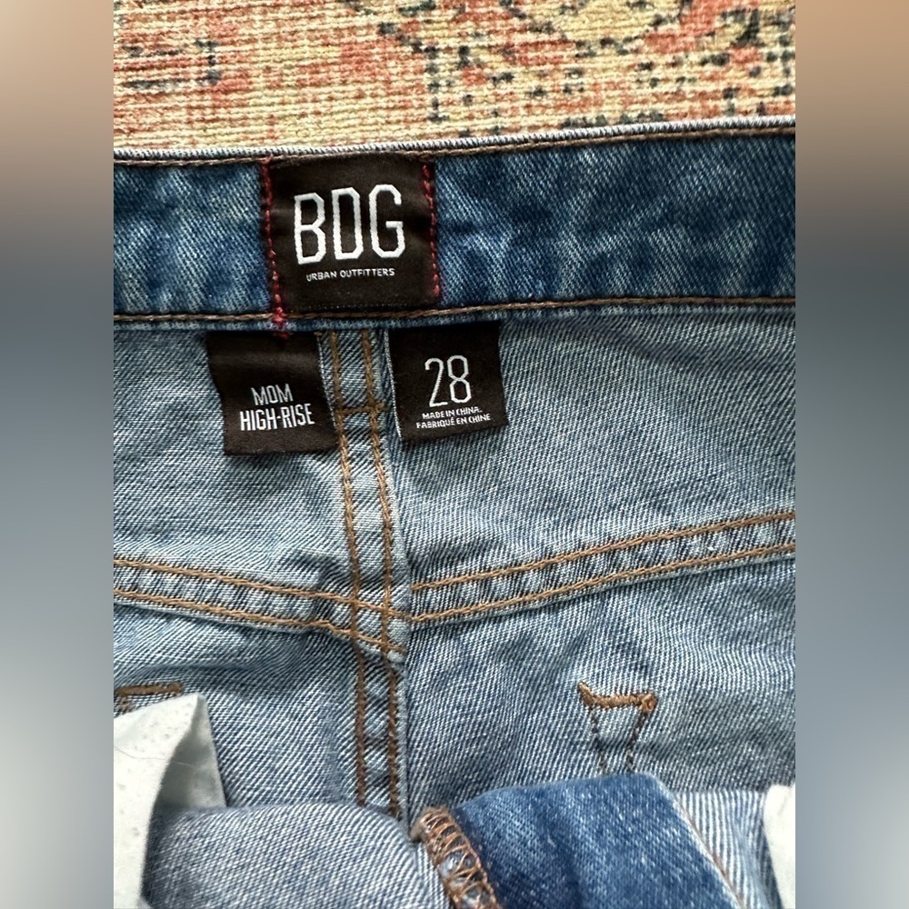 BDG Mom High Rise Jeans/Medium Distressed Wash/Size 28 - Picture 3 of 8